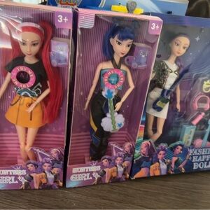 Rumi is the only doll that doesn’t sing
Mira and Zoey sing golden!